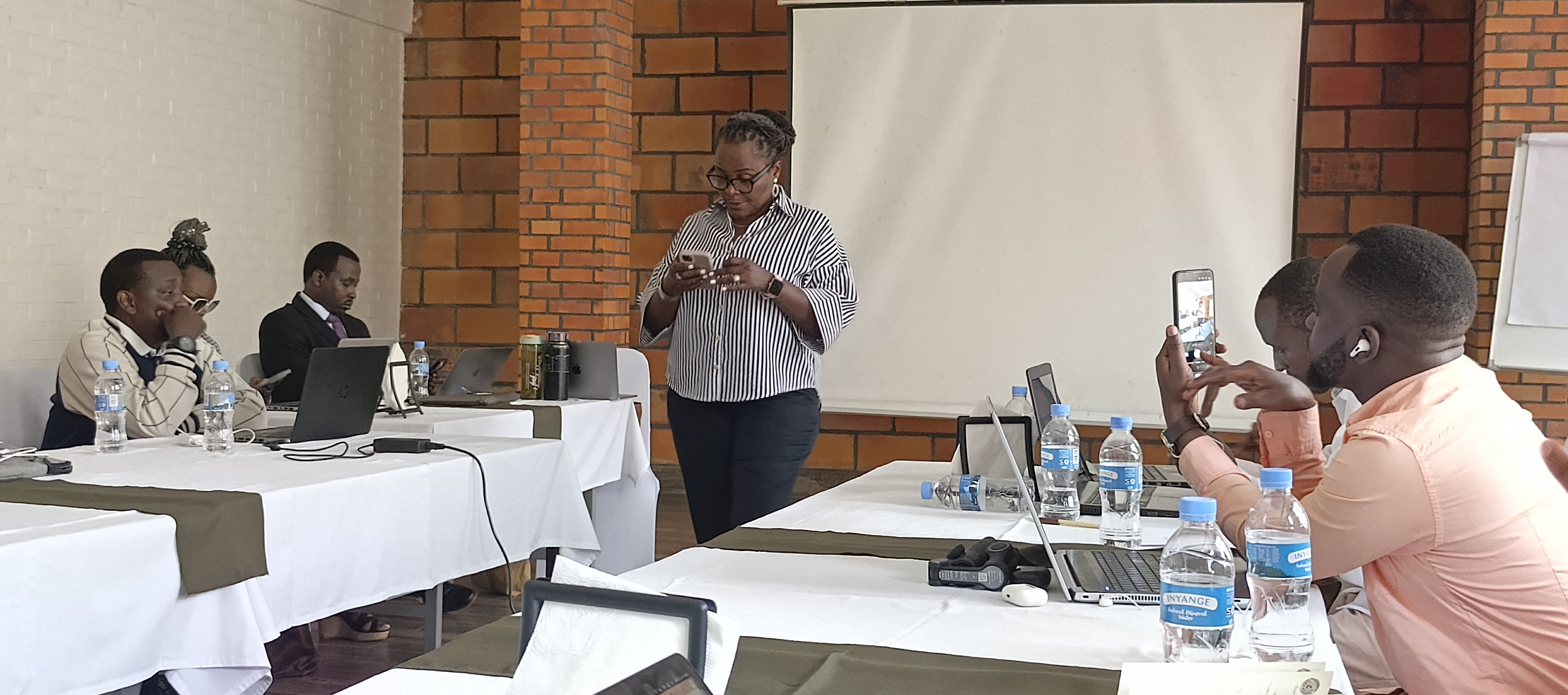 Abanyamakuru basabwe gukora inkuru z’ubuvugizi zireba ku nyungu rusange aho kwita ku nyungu z’umuntu ku giti cye